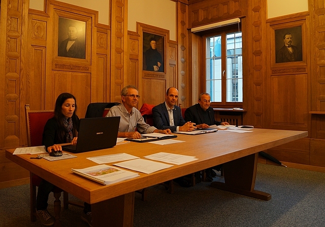 (v.l.) Bürgerschreiberin Arlette Maurer, Bürgerpräsident Felix Frey, Präsident der Heimkommission Walter von Känel und Präsident der Liegenschaftskommission Reto Schibli. (Bild: F. Beidler)