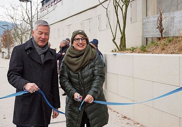 Baudirektorin Marion Rauber gibt – flankiert von Stadtpräsident Thomas Marbet – den Ländiweg offiziell frei. (Bild: Achim Günter)