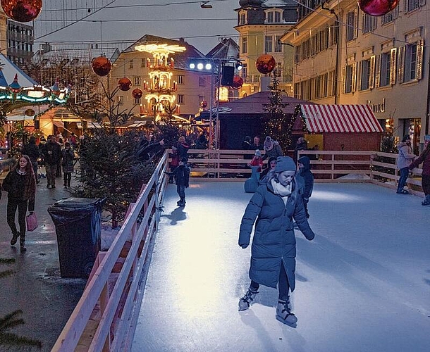 Schlittschuhlaufen bei weihnachtlicher Stimmung.