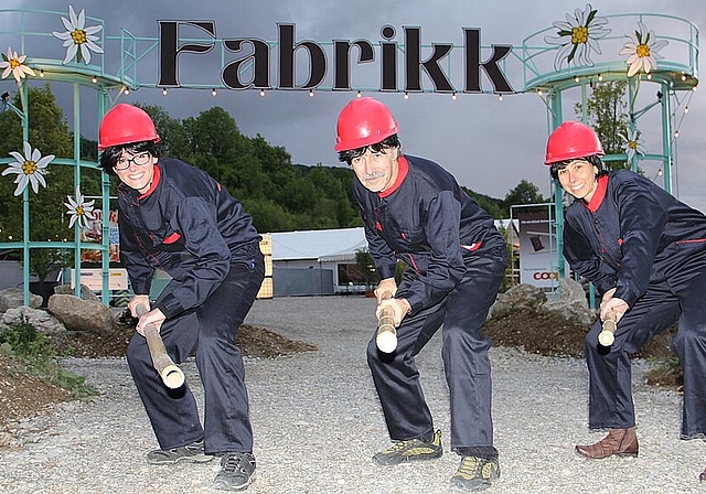 Arbeitswütige Chinesen in Olten SüdWest (v.l.): Selina Schatzmann (Koordination Statisten), Ernesto Graf (Gründer und Geschäftsführer) und Barbara Amherd (Statistin). mim)
