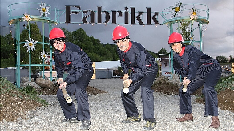 Arbeitswütige Chinesen in Olten SüdWest (v.l.): Selina Schatzmann (Koordination Statisten), Ernesto Graf (Gründer und Geschäftsführer) und Barbara Amherd (Statistin). mim)
