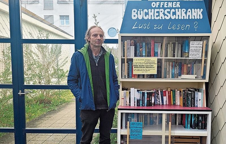 Daniel Jäggi erfreut sich an den kleinen Begegnungen vor dem Bücherschrank beim Gemeindehaus in Lostorf. (Bild: Tamara Bindt)