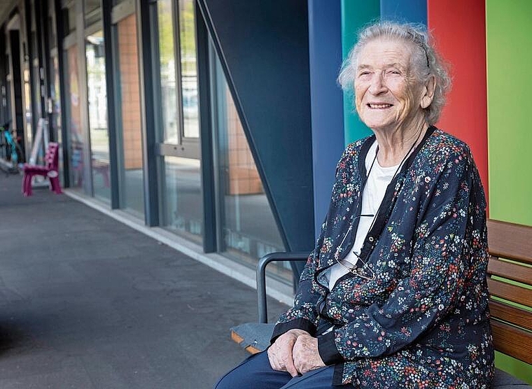 Sonja Erny-von Arx auf der Bank vor dem Altersheim Bornblick. Eigentlich wohnt sie gerne hier – wenn es ihr nur nicht zu teuer wäre. (Bild: Patrick Lüthy)