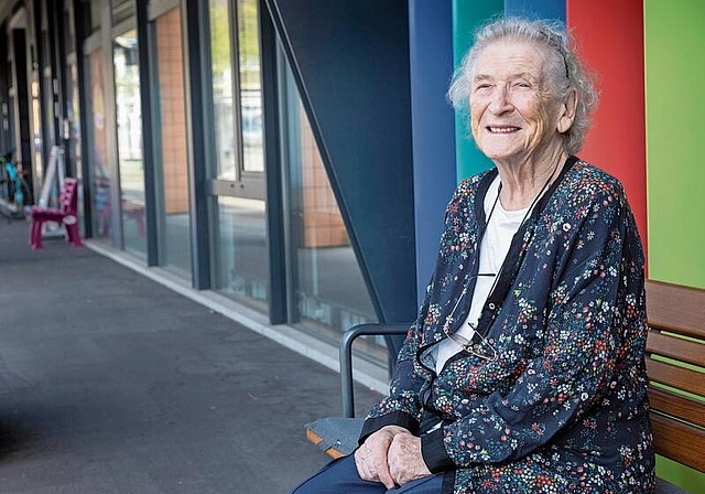 Sonja Erny-von Arx auf der Bank vor dem Altersheim Bornblick. Eigentlich wohnt sie gerne hier – wenn es ihr nur nicht zu teuer wäre. (Bild: Patrick Lüthy)