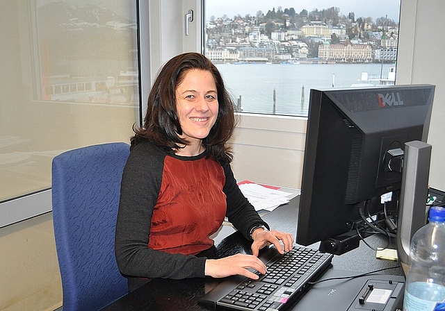 Das Kasino Luzern immer im Blick: Suzanne Lischer in ihrem Büro an der Hochschule Soziale Arbeit in Luzern. vwe)