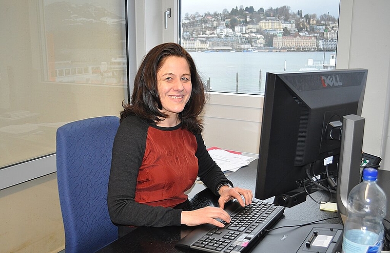 Das Kasino Luzern immer im Blick: Suzanne Lischer in ihrem Büro an der Hochschule Soziale Arbeit in Luzern. vwe)