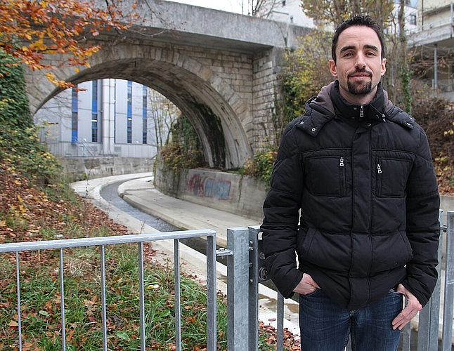 Bei der Hammer-Brücke wurden bereits Fledermauskästen angebracht. «Insgesamt hängen 16 Fledermauskästen an öffentlichen Orten im Kanton Solothurn», zeigt Elias Bader, kantonaler Fledermausschutz-Beauftragter, auf. (Bild: mim)
