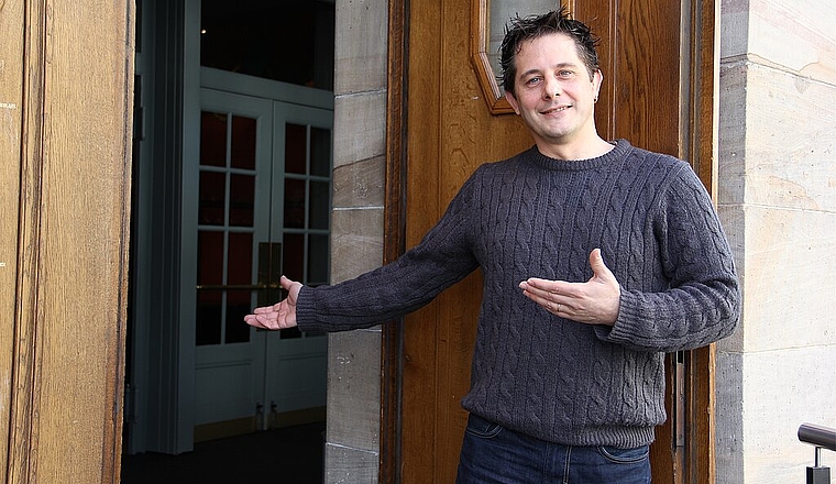 Erich Vezzaro weiss, welche technischen Knöpfe er im Stadttheater Olten zu drücken hat. (Bild: Sonja Furter)