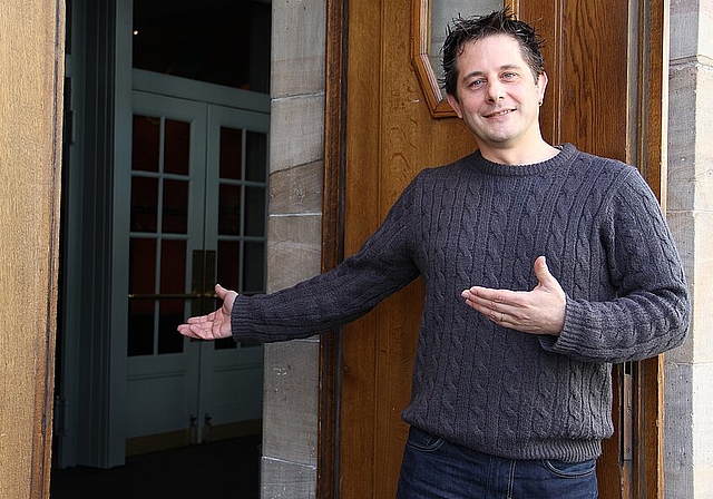 Erich Vezzaro weiss, welche technischen Knöpfe er im Stadttheater Olten zu drücken hat. (Bild: Sonja Furter)