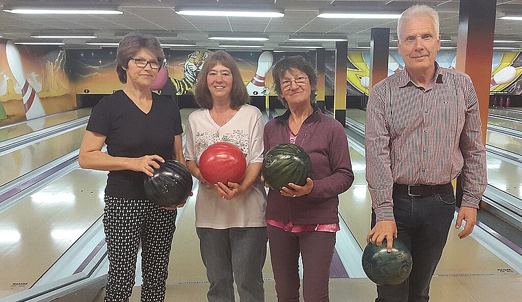 (v.l.) Priska von Büren, Viola Meier, Agnes Ochsner und Franz Schmid vom Satus Wangen bei Olten beim gemeinsamen Bowlen. (Bild: ZVG)