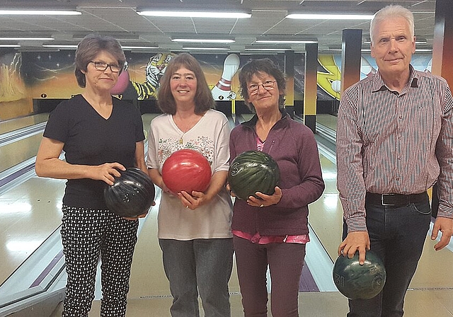 (v.l.) Priska von Büren, Viola Meier, Agnes Ochsner und Franz Schmid vom Satus Wangen bei Olten beim gemeinsamen Bowlen. (Bild: ZVG)