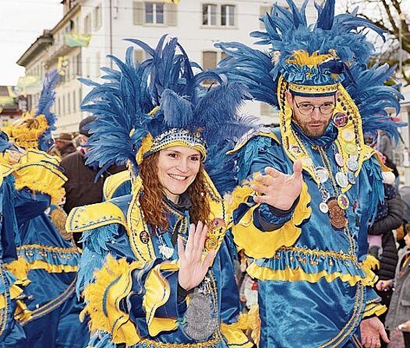 Fröhliche bunte Papageien.