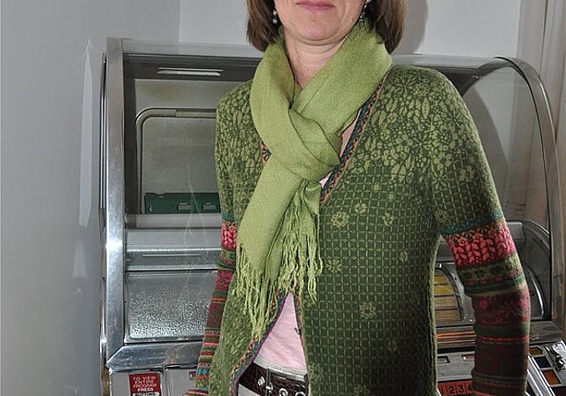 Melitta Hauert vor ihrem Blickfänger: «Wir lieben unsere Jukebox.» vwe)
