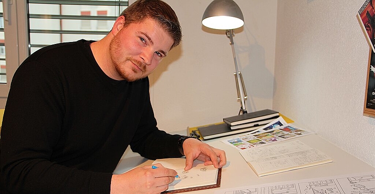 Comiczeichner Denis Klook bei der Arbeit an seinem Comic «Pummel» zu Hause in seinem Atelier in Olten. (Bild: mim) 