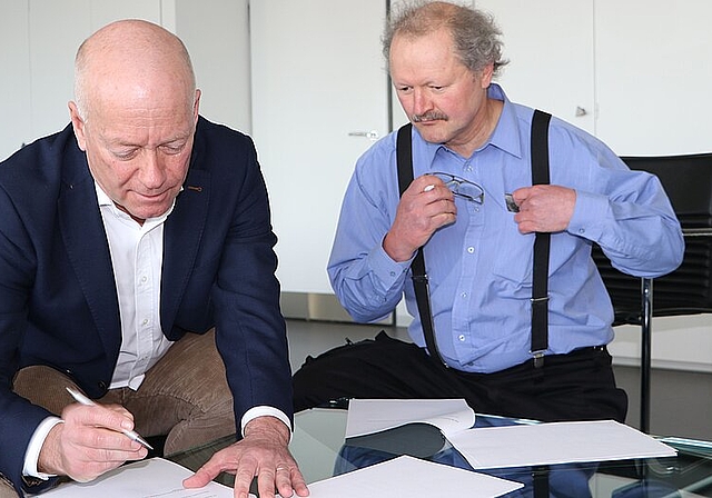 Unterzeichneten die Verträge: Stadtpräsident Martin Wey (l.) und Grundeigentümer Sigmund Bachmann. (Bild: ZVG)
