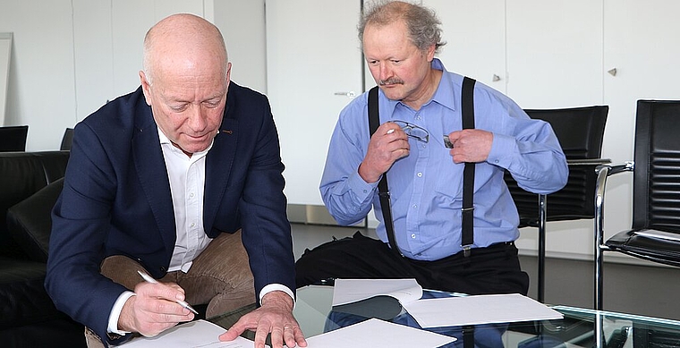 Unterzeichneten die Verträge: Stadtpräsident Martin Wey (l.) und Grundeigentümer Sigmund Bachmann. (Bild: ZVG)