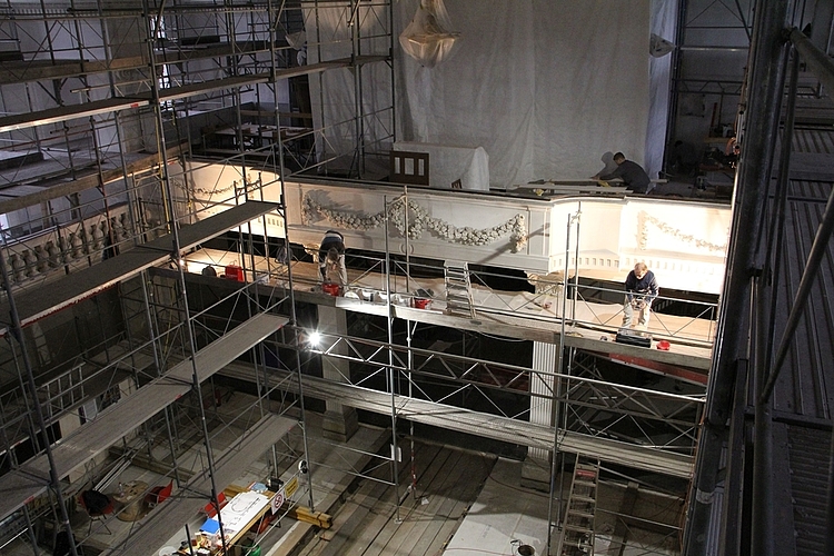 Schreiner verstärken das Podest, auf dem die Orgel steht. (Bild: mim)
