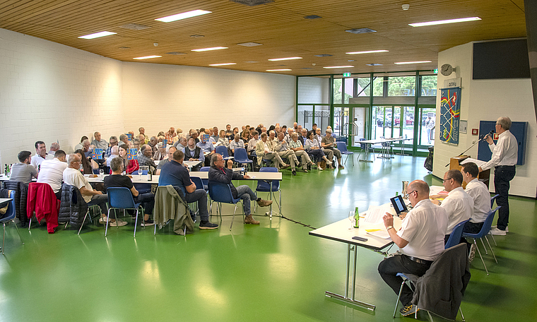 Ernst Zingg führte letztmals als Präsident des TV Olten durch die Generalversammlung in der Stadthalle. (Bild: Erwin von Arx)