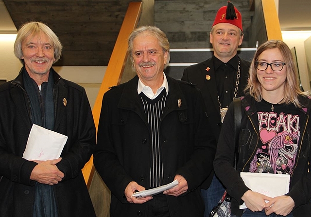 (v.l.) Christof Schelbert lieferte die Vorlage zur diesjährigen Plakette (1. Platz), Willi Rüegsegger belegte den zweiten und Jennifer Burkhardt den dritten Platz (im Hintergrund Fuko-Plakettenchef Christian Wüthrich). (Bild: mim)
