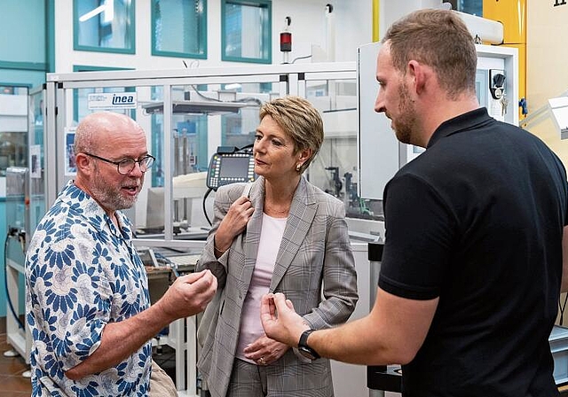 «Ein sehr spezieller Moment für mich.» Peter Salzmann freut sich mit Bundesrätin Karin Keller-Sutter und Jan Niklas Betz, Stellvertretender Geschäftsleiter/Leiter Marketing und Verkauf bei Swissmint (v.l.). (Bild: Roman Burri)
