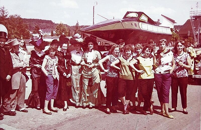 Und auch das war damals erst vorstellbar: Frauen als SBB-Angestellte (und erst noch in farbenfrohen Kostümen). (Bild: ZVG Nachlass Zumbrunnen Historisches Museum Olten)
