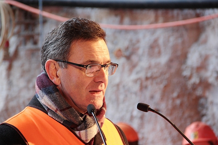 Philippe Gauderon, Leiter SBB Infrastruktur, bedankte sich bei den Mineuren. (Bild: S. Furter)
