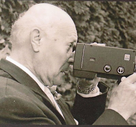 Kinobetreiber Bruno Schibli, der Inhaber des «Cinéma Palace», für einmal hinter der Kamera. (Bild: ZVG Konrad Schibli)
