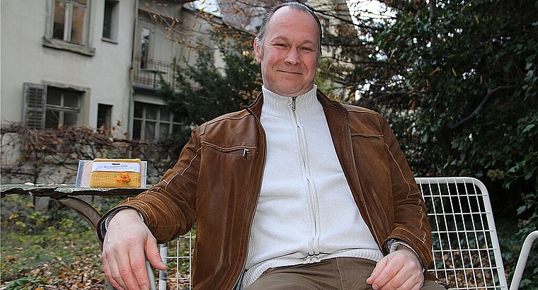 Rolf Strub im Garten der Römerstrasse 5, in welchem das Hörspiel eingespielt wurde. mim)