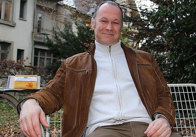 Rolf Strub im Garten der Römerstrasse 5, in welchem das Hörspiel eingespielt wurde. mim)