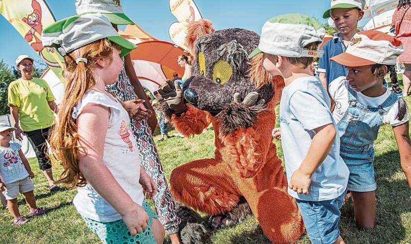 Das JaMaDu-Maskotchen der Coop Genossenschaft unterhält auch dieses Jahr wieder KInder am Festival. (Bild: ZVG)
