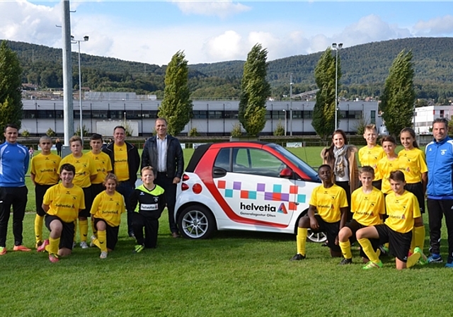 Stolz präsentierten sich die FC Hägendorf-Junioren im neuen Dress, das durch die Helvetia Versicherung, Agentur Olten, gesponsert wurde und spielte damit umgehend ihr nächstes Spiel. (Bild: ZVG)