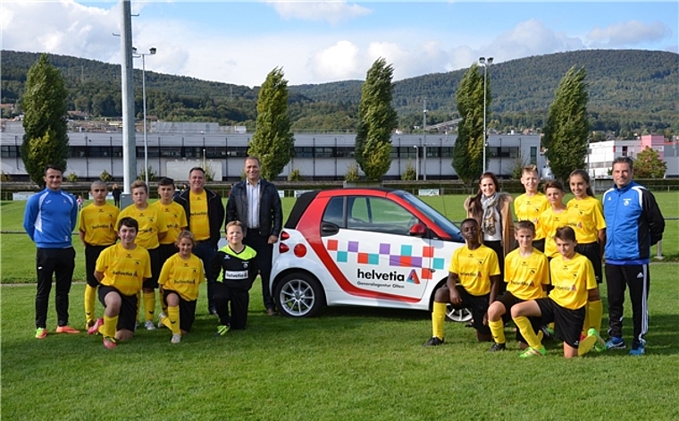 Stolz präsentierten sich die FC Hägendorf-Junioren im neuen Dress, das durch die Helvetia Versicherung, Agentur Olten, gesponsert wurde und spielte damit umgehend ihr nächstes Spiel. (Bild: ZVG)