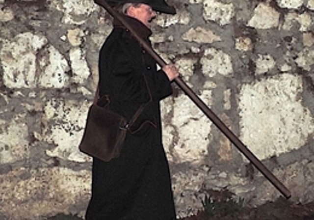 Am Montag, 21. Januar um 20 Uhr führt Nachtwächter Michel Spiess Interessierte auf die Festung zum Richtplatz. (Bild: ZVG)