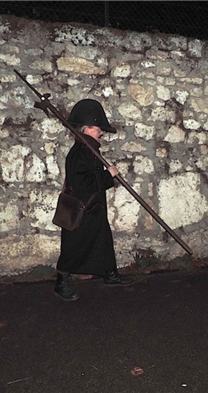 Am Montag, 21. Januar um 20 Uhr führt Nachtwächter Michel Spiess Interessierte auf die Festung zum Richtplatz. (Bild: ZVG)