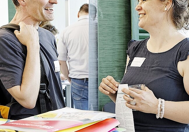 An der zweiten «Messe der Möglichkeiten» vom Mittwoch, 19. Juni wurde wieder vernetzt, beraten und ausgetauscht. (Bild: ZVG)