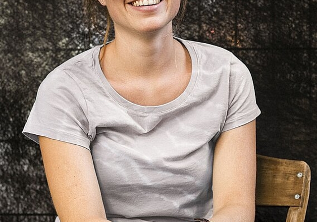 Zitronenverveine, Erdbeeren, Frauenmantel, Hundsrose und Himbeerblätter. Als Coop-Kind schätzt Fabienne Hurni die Marke «Miini Region» und kreiert eigene Teemischungen. (Bild: Claude Hurni)