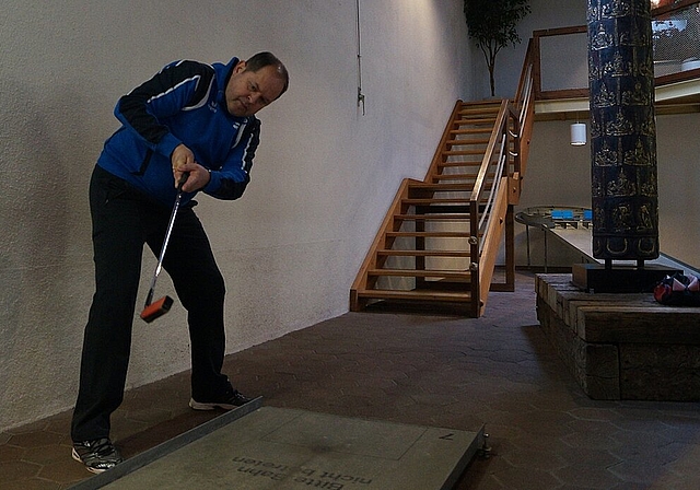 Peter Arber, Präsident des Minigolfclub Olten, in der Minigolfhalle Meierhof Olten. Hier findet am Sonntag, 17. Februar das 32. Meierhofturnier statt. (Bild: Franz Beidler)