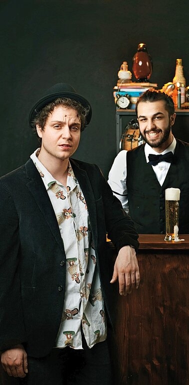 Das Baselbieter Duo Dominik Muheim mit Sanjiv Channa erzählt im zweiten Kabarett-Programm «Chunt scho guet» diverse ironische und amüsante Alltagsgeschichten mit Musik. (Bild: ZVG)