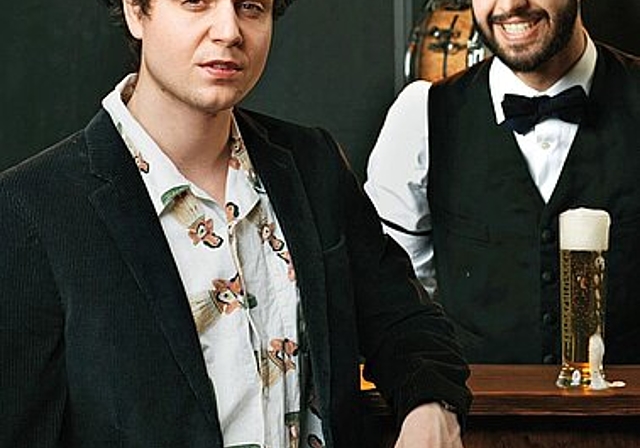 Das Baselbieter Duo Dominik Muheim mit Sanjiv Channa erzählt im zweiten Kabarett-Programm «Chunt scho guet» diverse ironische und amüsante Alltagsgeschichten mit Musik. (Bild: ZVG)