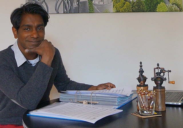 Shanky Wyser in seinem Wohnzimmer: «Musiker zu sein, hat mich den Preis der Freiheit gelehrt.» (Bild: Franz Beidler)