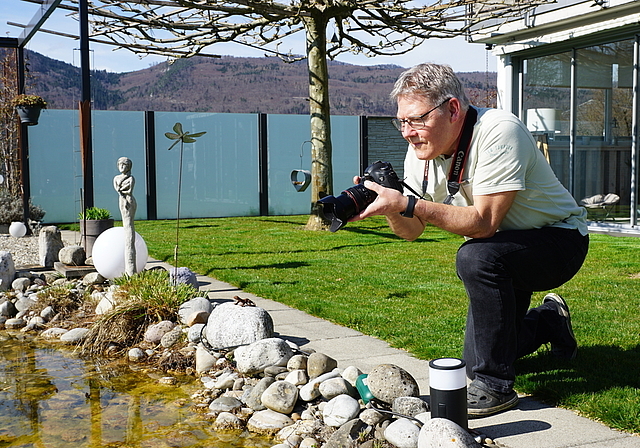 Ohne seine Fotokamera geht Alt-Regierungsrat Roland Fürst selten aus dem Haus. Auch am Teich in seinem Garten entdeckt er immer wieder lohnende Motive. (Bild: Achim Günter)