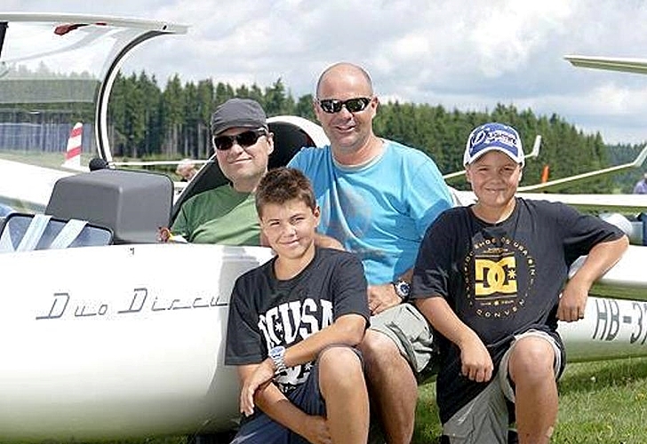 Auf dem Flugplatz Gheid wird die Faszination am Segelfliegen an die nächste Generation weitergegeben: (v.l.) Cheffluglehrer Rene von Arx und Vereinspräsident Oliver Bachmann mit seinen Söhnen Nick und Tom (vorne). (Bild: ZVG)
