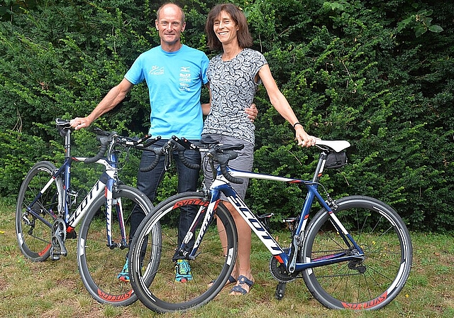 Nehmen gemeinsam die Herausforderung des Powerman-Duathlon an: Rolf Studer (l.) und Freundin Michèle Amsler. (Bild: vwe)