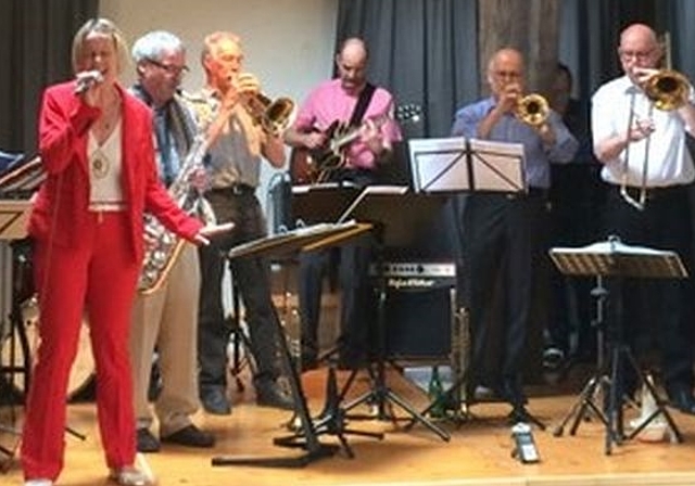 Die zehnköpfige Band Crossbeat aus der Region Olten/Zofingen spielt am Jubiläums Jazz-Matinée in Wangen. (Bild: ZVG)