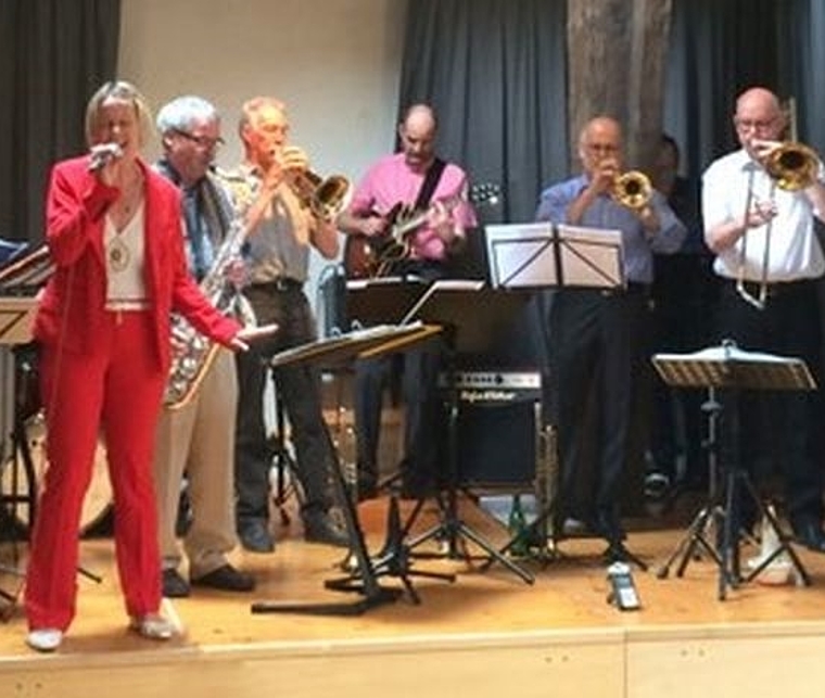 Die zehnköpfige Band Crossbeat aus der Region Olten/Zofingen spielt am Jubiläums Jazz-Matinée in Wangen. (Bild: ZVG)
