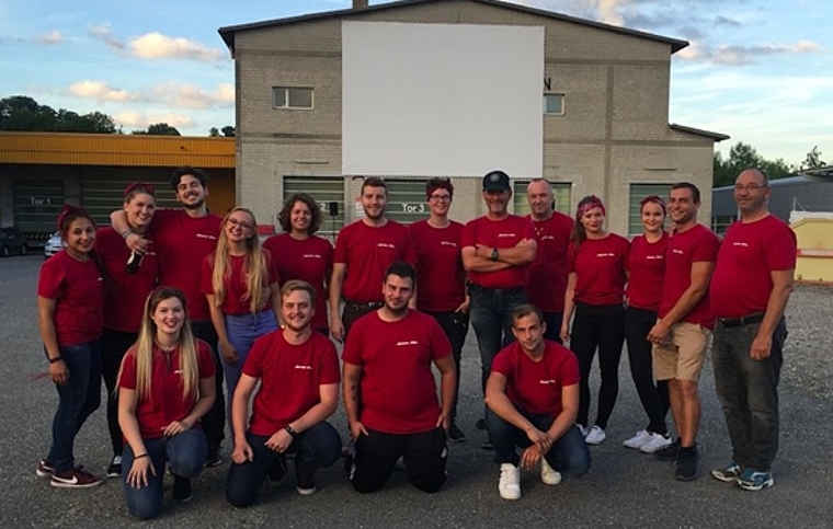 Auch in diesem Jahr können Film- und/oder Auto-Fans dank der Gruppe Autokino Olten Filme unter freiem Himmel in der Oltner Industrie geniessen. (Bild: ZVG)