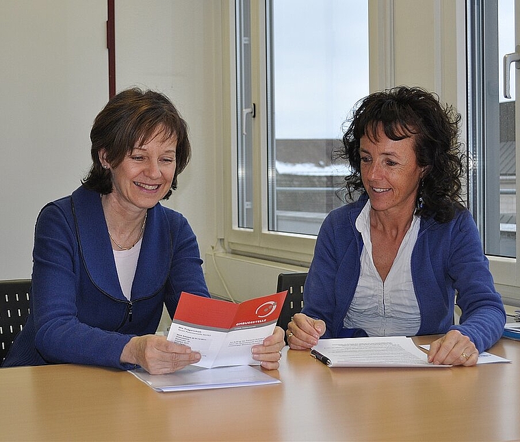 Verena Enzler (links), Ombudsfrau und Yvonne Blöchliger in den Räumlichkeiten der Patientenstelle AG/SO. jpi)