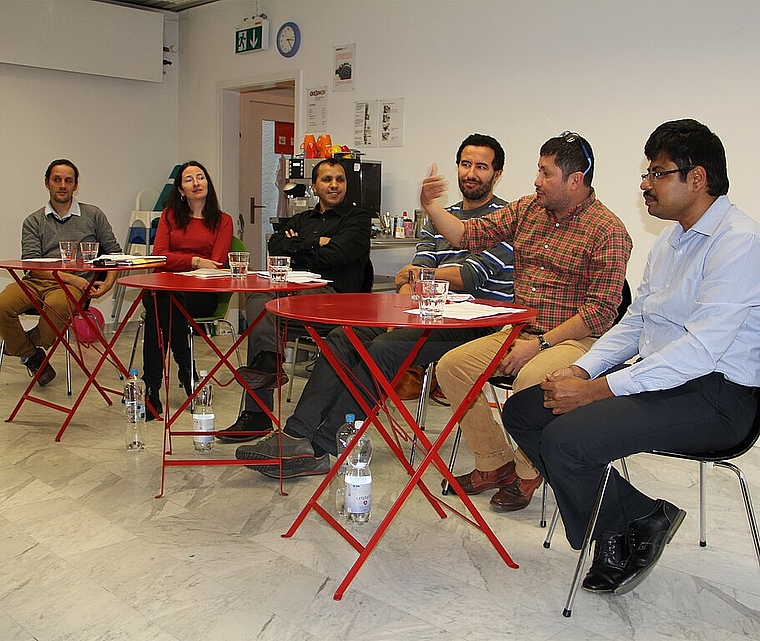 (v.l.) Christoph Wüthrich (Leiter Begegnungszentrum Cultibo) und Esther Hubacher (Geschäftsstellenleiterin Frabina) sowie die Gesprächsteilnehmer El Badaoui Hafed, Omar Khattabi, Rafael Herrera und Krishnan Navaneetha. (Bild: mim)