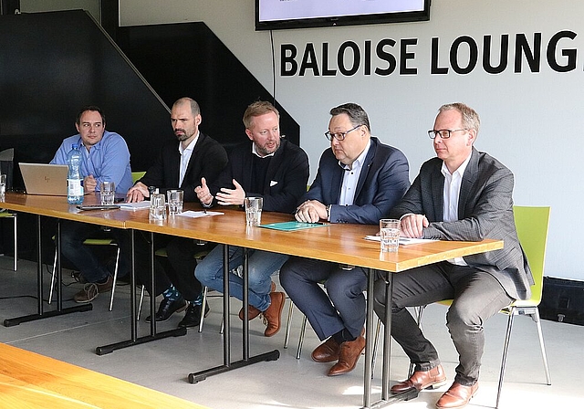 (v.l.) Medienchef Stephan Felder, Sportchef Marc Grieder, Trainer Fredrik Söderström, VR-Präsident Marc Thommen und Geschäftsführer Patrick Reber. (Bild: mim)