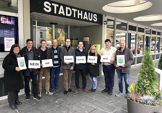 Übergaben Stadtschreiber Markus Dietler (vierter v.l.) die Unterschriften (v.l.): Monique Rudolf von Rohr, Urs Nussbaum, Philippe Ruf, Matthias Borner, Christian Werner, Gabriella Degen, Roger Lang und Daniel Probst. (Bild: ZVG)